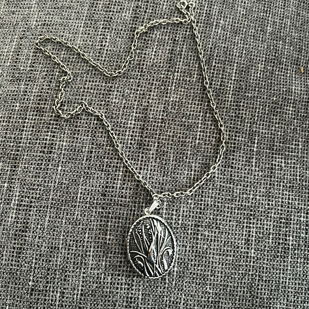 Vintage Sarah Coventry floral silver toned flower locket with original box